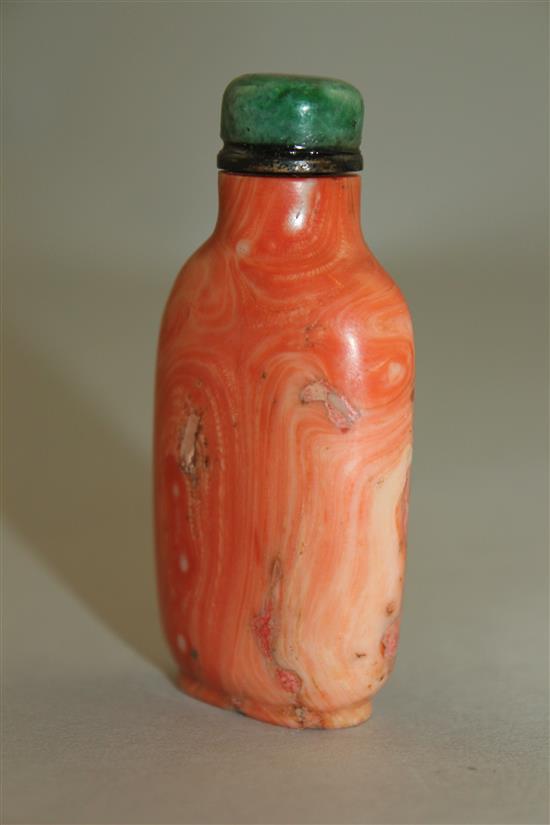 A Chinese coral snuff bottle, 1800-1900, 5.7cm, filler to natural faults